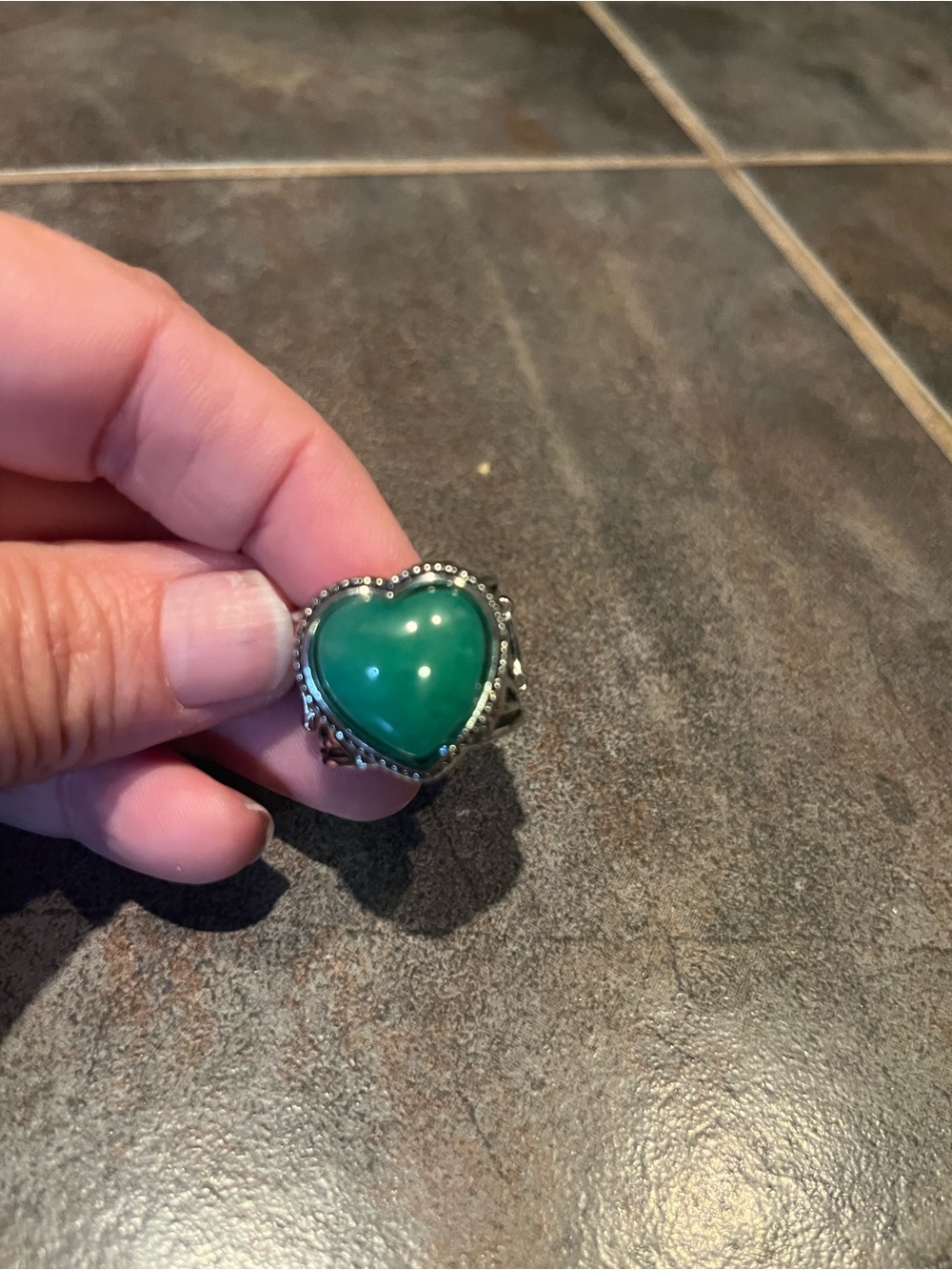Heart-Shaped Green Stone Silver stretch-Style Ring